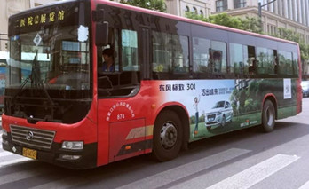 公交廣告，因?yàn)橐苿?dòng)，所以備受矚目!