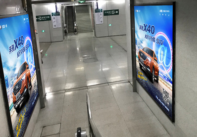 南昌火車(chē)站出站通道燈箱廣告