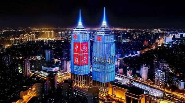 為你喝彩，世界級景觀媒體照亮上海灘！