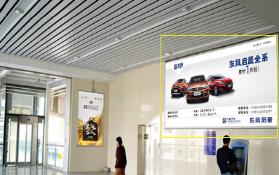 容桂站B進出站口旁，近售票廳側邊燈箱廣告