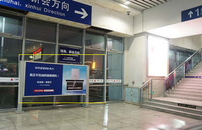 容桂站C1、C2電梯通道之間立式燈箱廣告2