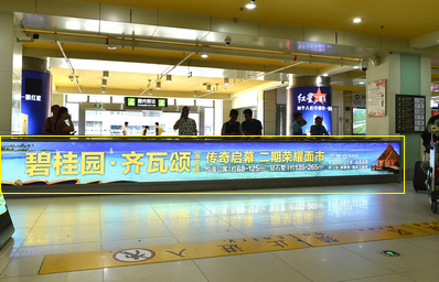 三亞機(jī)場T1一層迎客廳，正對行李廳C出口燈箱廣告