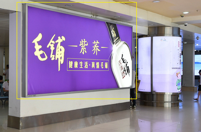 三亞機(jī)場T1一層迎客廳，行李廳B出口附近雙面燈箱廣告