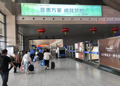 長春西站進(jìn)站大廳二樓夾層墻體燈箱廣告