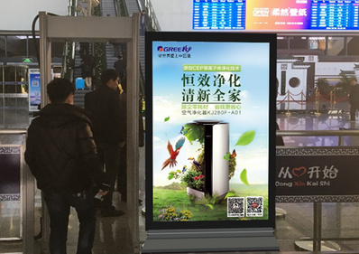 深圳北站安檢通道口滾動燈箱廣告