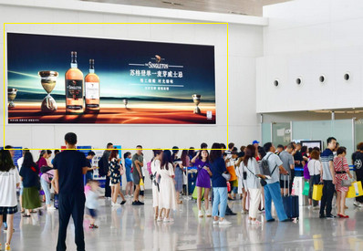 廈門機場F2二層辦票出發(fā)安檢口側墻燈箱廣告