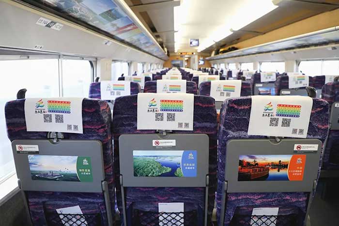 福田列車小桌板、頭枕巾廣告