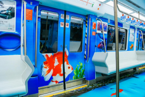 福州地鐵列車廣告價格多少錢？福州地鐵金魚主題車廂內(nèi)包車廣告