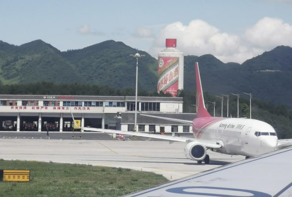 遵義機(jī)場(chǎng)廣告價(jià)格多少錢？貴州遵義茅臺(tái)機(jī)場(chǎng)到達(dá)廣告牌優(yōu)勢(shì)位置？