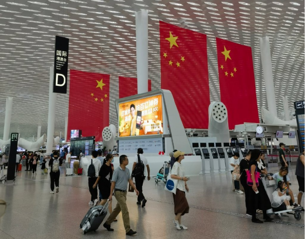 深圳機(jī)場(chǎng)出發(fā)值機(jī)廣告牌旁的大蓮蓬是干啥用的？深圳機(jī)場(chǎng)廣告價(jià)格
