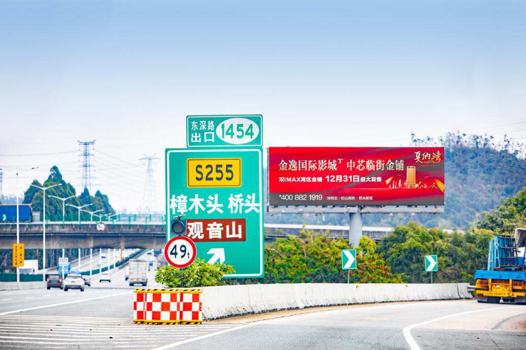 東莞高速立柱大牌廣告價格多少錢？?；⒏咚贃|莞虎門廣告牌位置