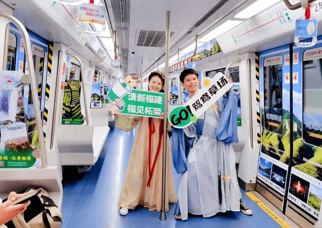 福州地鐵列車廣告駛向柘榮草場(chǎng)，藍(lán)天碧草絕美地鐵內(nèi)包車廣告價(jià)格
