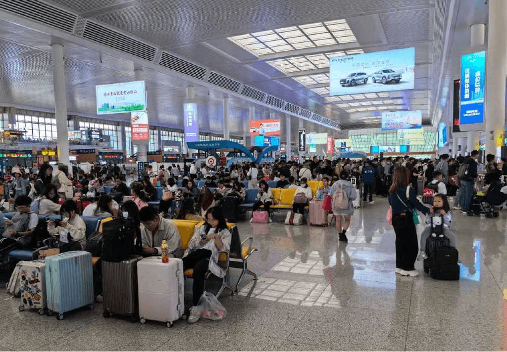 昆明南站廣告價(jià)格多少錢？昆明南高鐵站候車大廳LED屏廣告位置優(yōu)勢