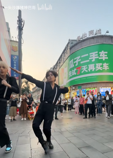 當(dāng)深圳東門(mén)步行街戶外大牌廣告遇上科目三，閣下又該如何應(yīng)對(duì)？