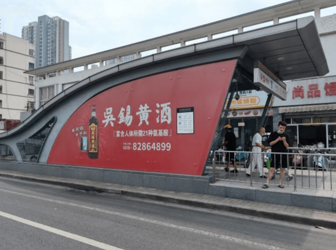 無錫地鐵出入口廣告價格收費多少錢？無錫地鐵站棚戶外貼紙廣告