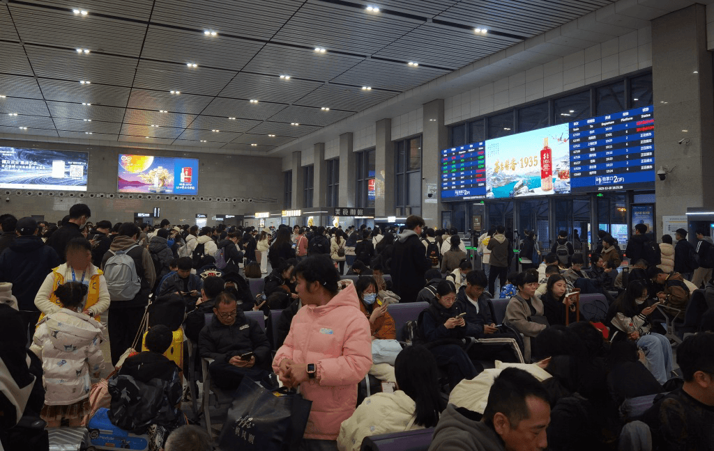 嘉興南站廣告價格收費多少錢？嘉興南高鐵站春運出站熱門廣告牌