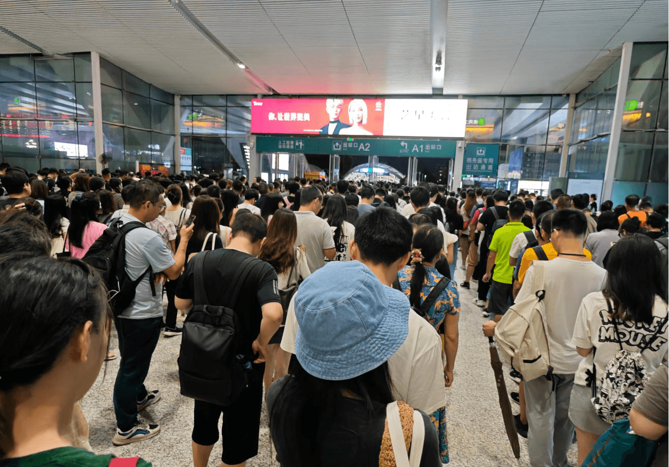 深圳北站出站閘機(jī)燈箱廣告牌價(jià)格收費(fèi)多少錢(qián)？深圳北高鐵站春運(yùn)