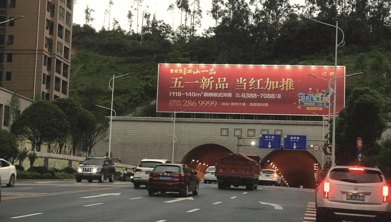 郴州戶外大牌三面翻廣告價格收費多少錢？郴州樓體廣告牌位置優(yōu)勢