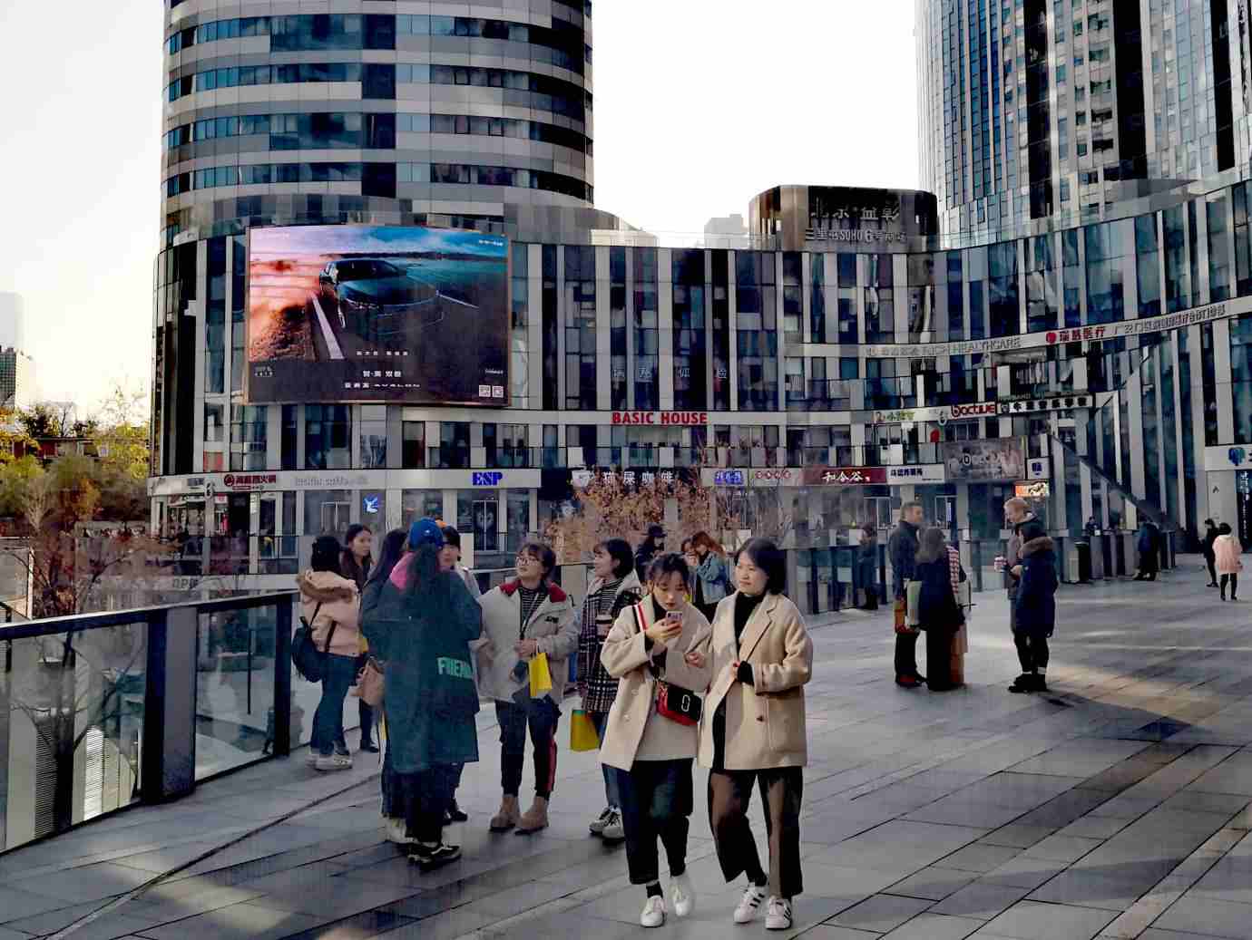 北京三里屯LED大屏廣告價(jià)格收費(fèi)，北京三里屯SOHO商圈戶外大屏廣告