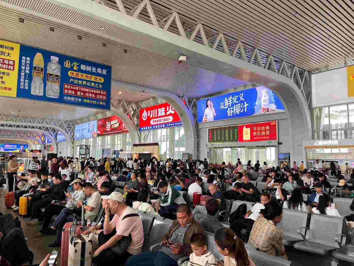 ?？跂|站高鐵廣告價格收費，?？诟哞F東站候車大廳廣告牌春運熱門