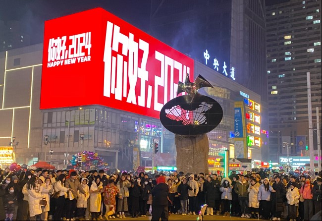 大連LED大屏廣告價格收費標準，大連商圈樓體大屏廣告西安路吾悅