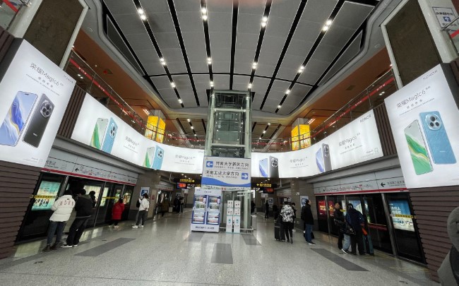 鄭州地鐵廣告價格收費，鄭州地鐵1號線換乘站鄭州東站廣告案例