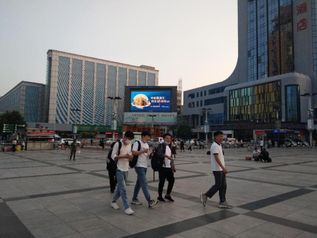 鄭州LED大屏廣告價格收費標準，鄭州機場火車后戶外LED大屏廣告