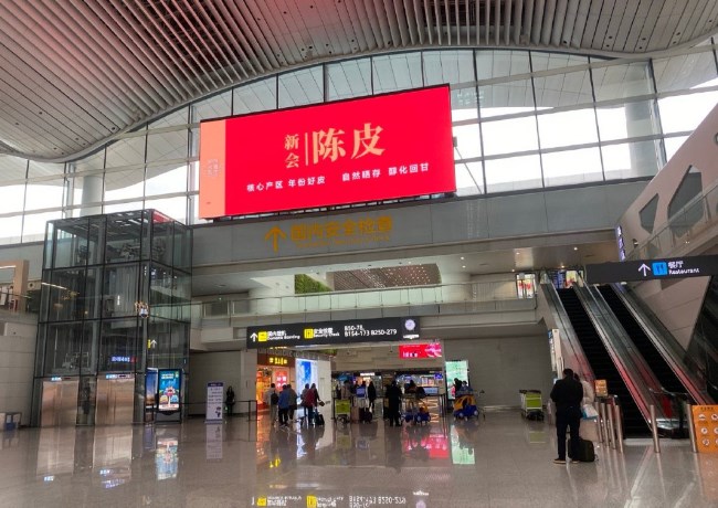 廣州機場出發(fā)值機大廳熱門廣告位案例，廣州白云機場廣告價格收費
