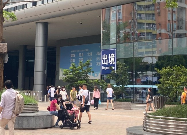 福田口岸廣場(chǎng)出入口戶外廣告牌位置優(yōu)勢(shì)，深圳福田口岸廣告價(jià)格收費(fèi)