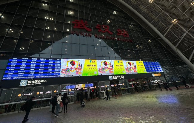武漢火車站廣告價(jià)格收費(fèi)，武漢高鐵站進(jìn)站口打卡點(diǎn)門楣LED大屏廣告