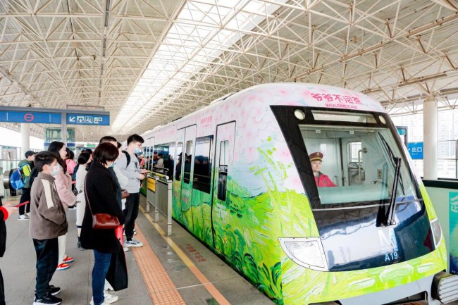 武漢地鐵廣告價(jià)格收費(fèi)，武漢地鐵列車廣告內(nèi)外包車廣告櫻花案例圖