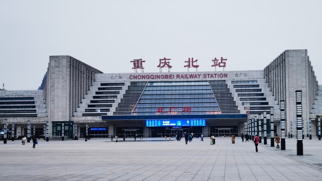 重慶北站廣告價(jià)格收費(fèi)，重慶北高鐵站進(jìn)站口打卡點(diǎn)門楣LED大屏廣告