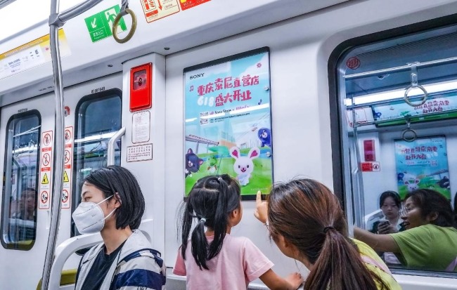 重慶輕軌2號線列車廣告穿樓網(wǎng)紅景點(diǎn)，重慶地鐵列車廣告價(jià)格