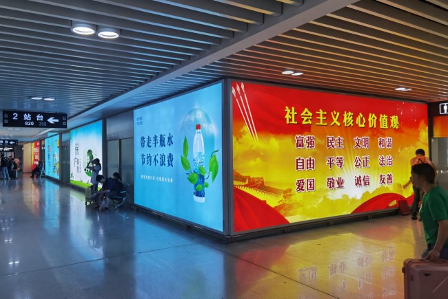 ?義烏站高鐵廣告價(jià)格收費(fèi)，義烏高鐵站燈箱廣告義烏火車站廣告牌
