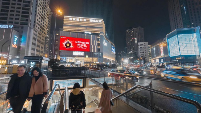 貴陽(yáng)云巖大十字商圈THE ONE購(gòu)物中心LED廣告，貴陽(yáng)LED大屏廣告價(jià)格收費(fèi)