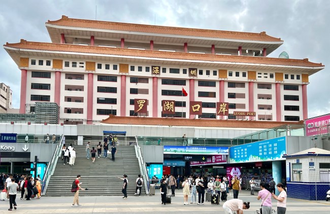 深圳羅湖口岸出入口換乘包柱LED大屏廣告牌，羅湖口岸廣告價(jià)格收費(fèi)
