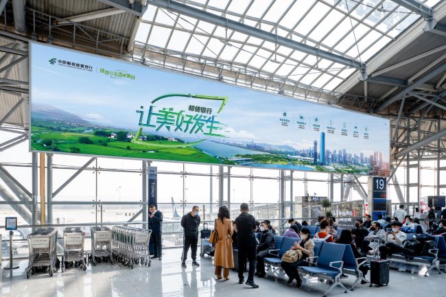 濟(jì)南遙墻機(jī)場(chǎng)候機(jī)大廳正中央巨幅大牌燈箱，濟(jì)南機(jī)場(chǎng)廣告價(jià)格收費(fèi)