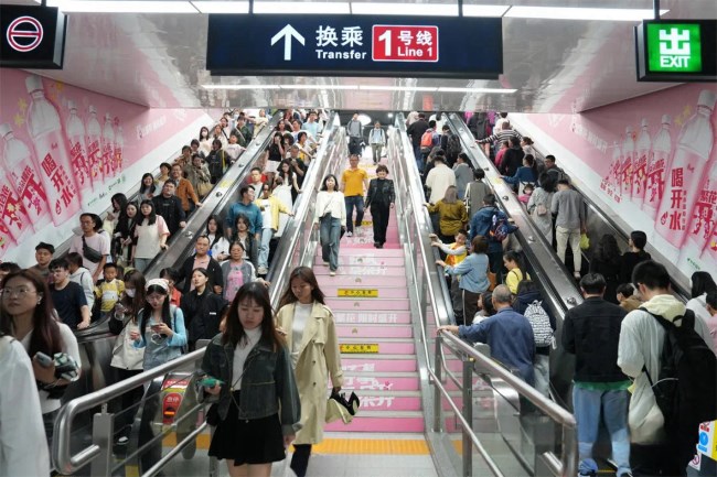 福州地鐵廣告價格收費，福州地鐵南門兜站換乘扶梯通道墻貼廣告
