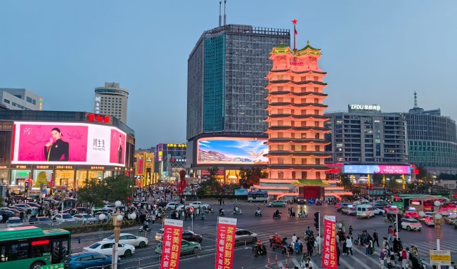 鄭州亞細(xì)亞卓悅城LED巨屏廣告價格，鄭州二七廣場弧形老鳳祥大屏廣告