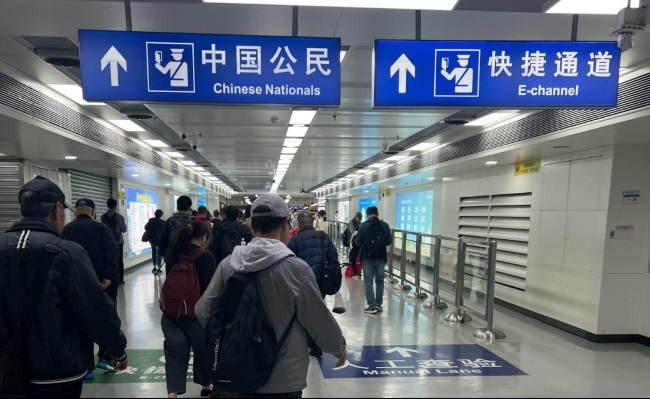 深圳羅湖口岸往香港過關(guān)必經(jīng)通道燈箱廣告牌，羅湖口岸廣告價格