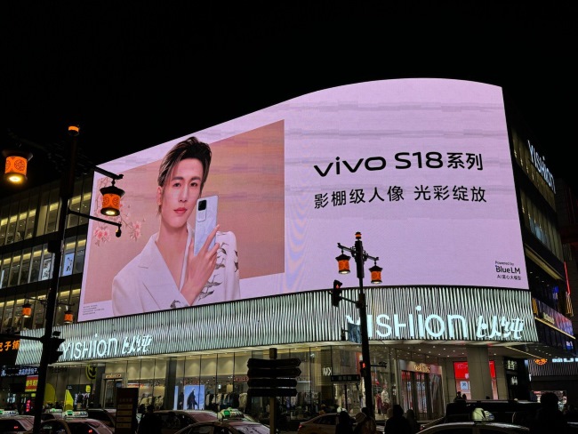 沈陽中街以純商場外墻弧面LED地標(biāo)大屏廣告價格，沈陽戶外LED大屏廣告
