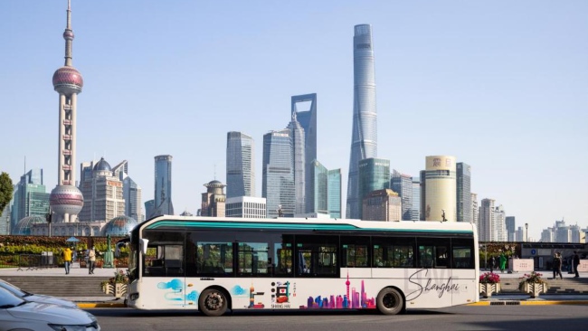上海公交廣告車身貼紙巴士廣告線路案例圖，上海公交車巴士廣告價(jià)格收費(fèi)