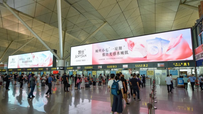 沈陽(yáng)機(jī)場(chǎng)航站樓出發(fā)大廳安檢口上方LED大屏廣告，沈陽(yáng)機(jī)場(chǎng)廣告價(jià)格