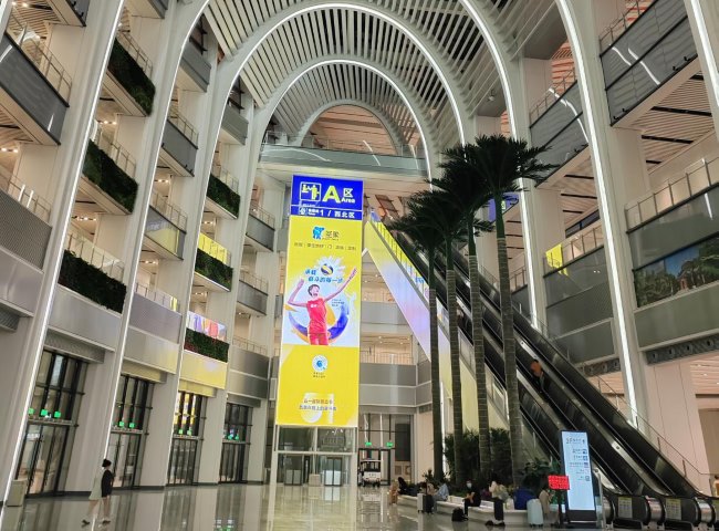 廣州白云站出站大廳直梯LED大屏廣告，廣州白云棠溪高鐵站廣告價(jià)格