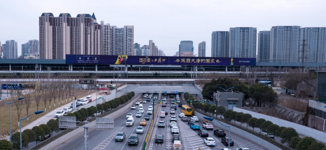 西安東二環(huán)金花隧道鐵路圍擋大牌廣告，西安最大戶外大牌廣告價(jià)格