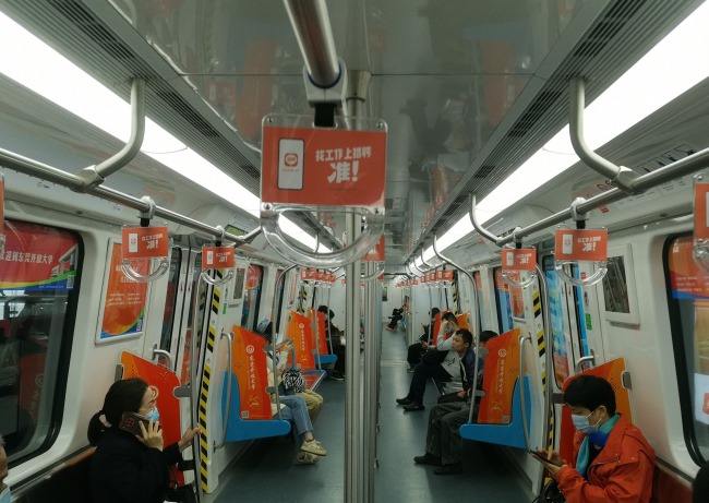 東莞地鐵車廂內(nèi)包車廣告站臺蔽門貼廣告案例，東莞地鐵廣告牌價格
