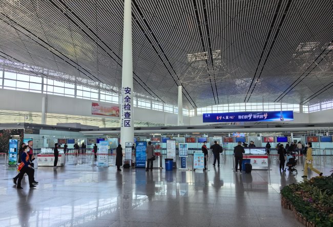天津?yàn)I海機(jī)場(chǎng)出發(fā)大廳安檢口正上方LED大屏廣告，天津機(jī)場(chǎng)廣告價(jià)格