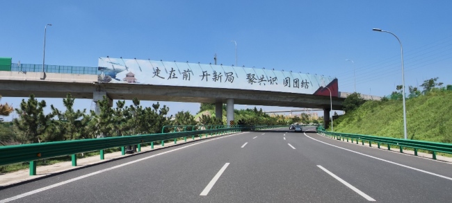青島機場高速跨線橋圍擋廣告牌，青島膠東機場高速大牌廣告價格