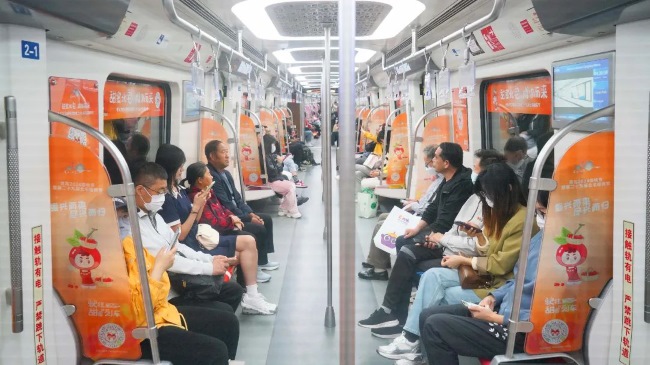 青島地鐵車廂內(nèi)貼紙內(nèi)包車創(chuàng)意車廂廣告，青島地鐵列車廣告價格
