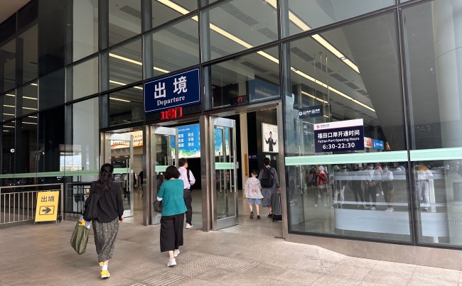 福田口岸出入境必經(jīng)進出口墻面燈箱廣告牌，深圳福田口岸廣告價格